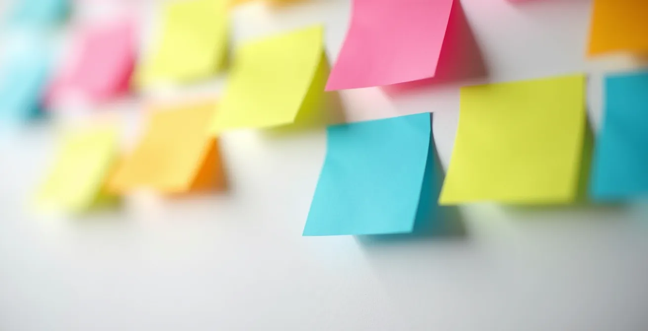 Vue macro de post-its colorés organisés sur un tableau représentant un planning de rituels d'équipe
