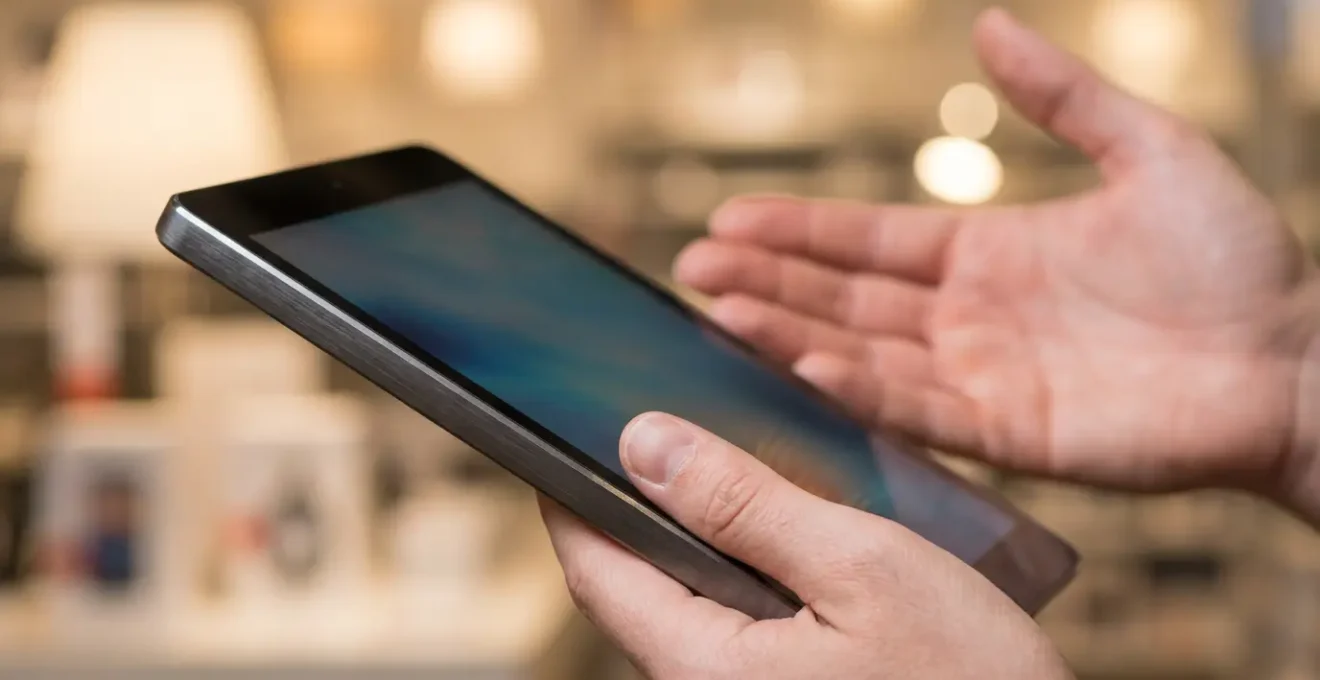 Vendeur utilisant une tablette pour conseiller un client en magasin