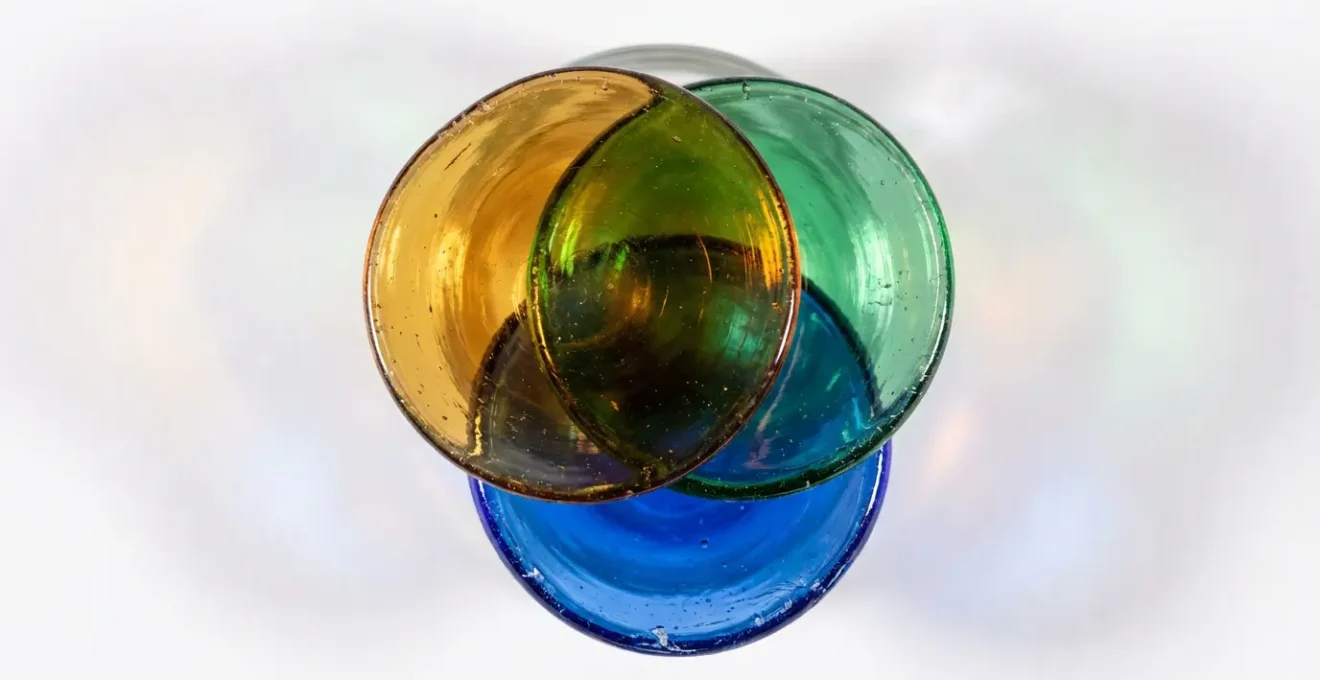 Vue macro de trois cercles de verre colorés se chevauchant créant une zone d'intersection unique