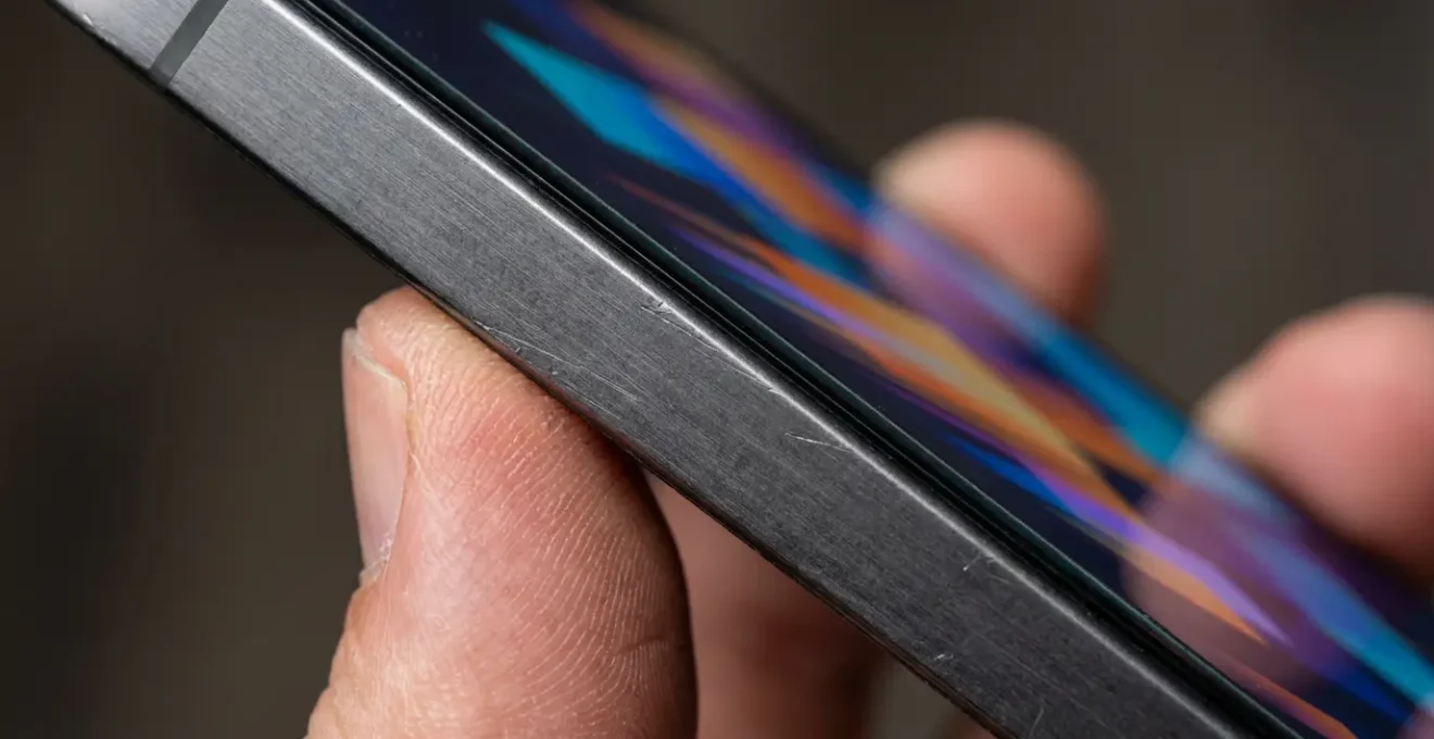 Gros plan sur des mains tenant un smartphone avec visualisation abstraite d'éléments 3D