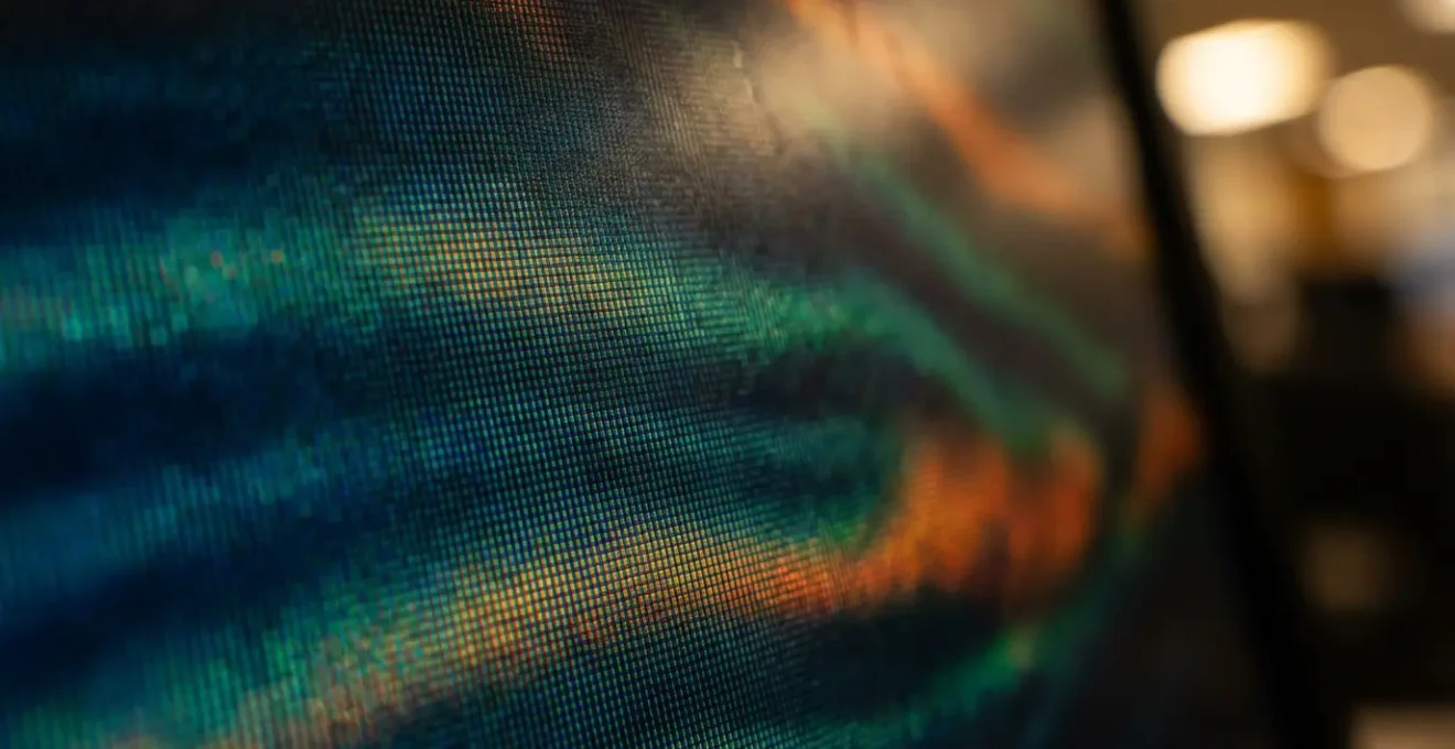 Vue macro de données analytics abstraites représentant la performance omnicanale